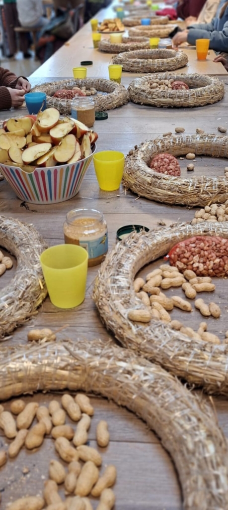 Vogelvoerkransen maken met de jeugd